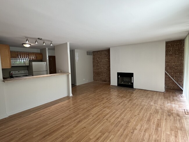 Building Photo - 6020 Oakwood Dr
