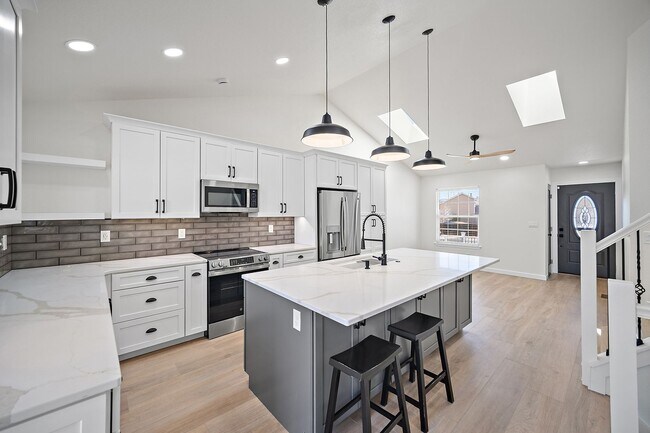Building Photo - Stunning tri-level remodeled home in Briargate!