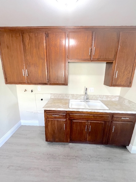 Building Photo - 831 S Oaks Ave