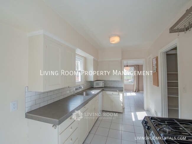 Building Photo - 5026 N Commercial Ave