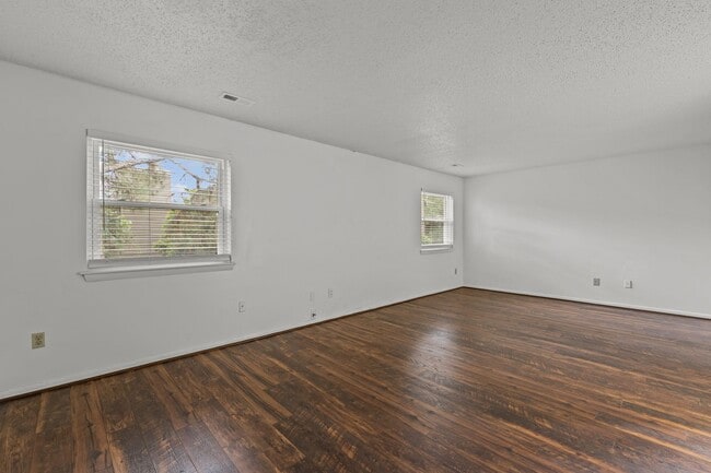 Building Photo - Beautiful 2-Bed, 2.5-Bath Home with Spacio...