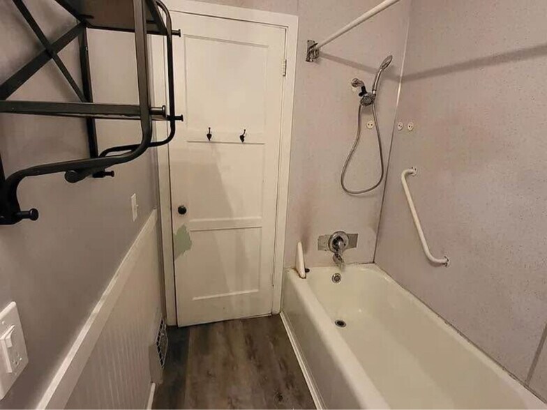 Building Photo - 400 Barth Ave