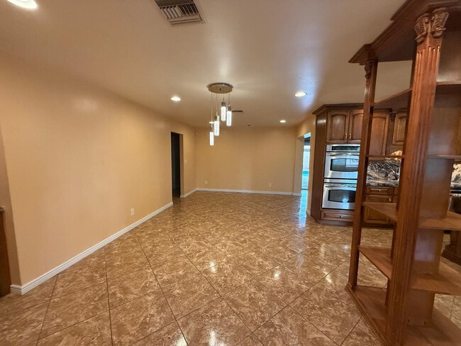 Building Photo - 4028 W Augusta Ave