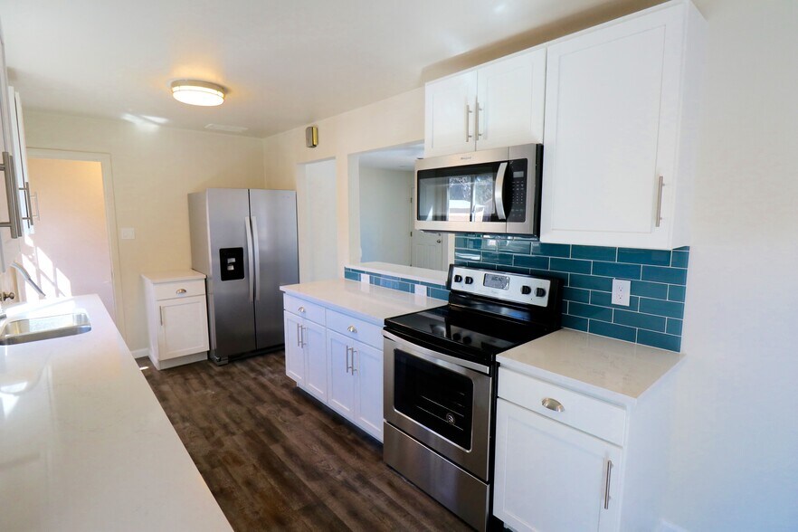 Building Photo - 3035 S Clermont Dr