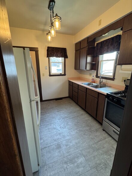 Kitchen - 410 E Conant St