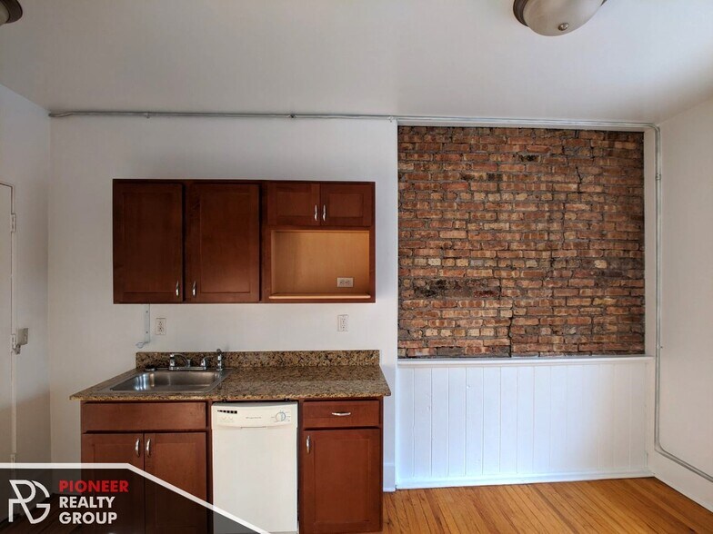 Building Photo - 953 W Cornelia Ave