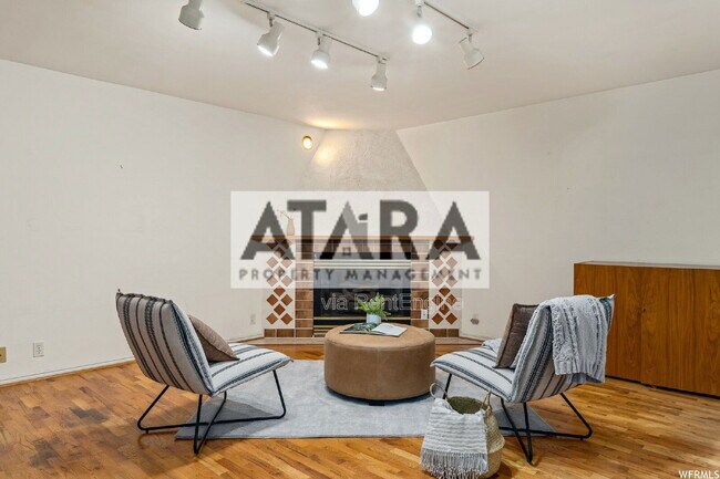 Building Photo - 1577 E Tomahawk Dr