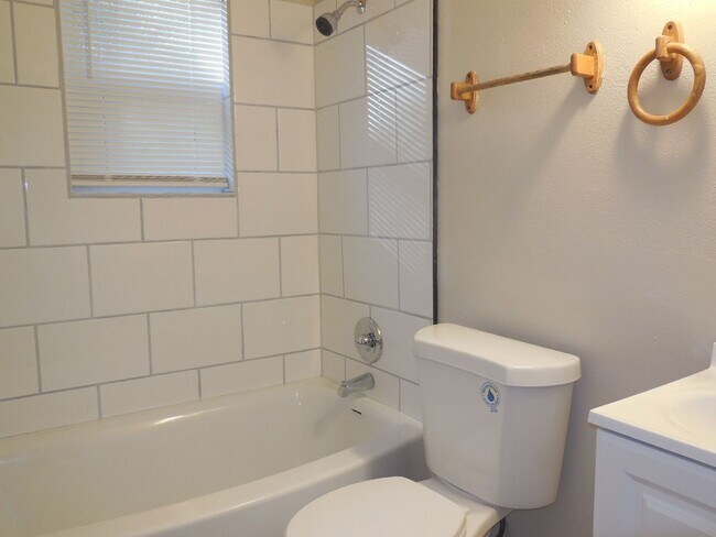 Building Photo - 1417 St Clair Ave