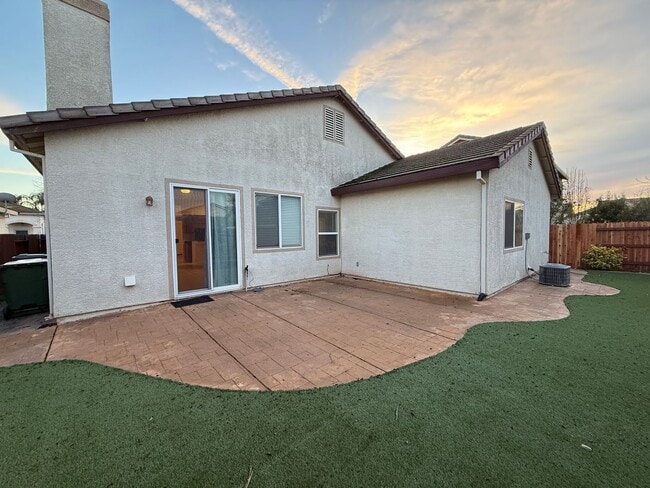 Building Photo - Delightfully Spacious Home!