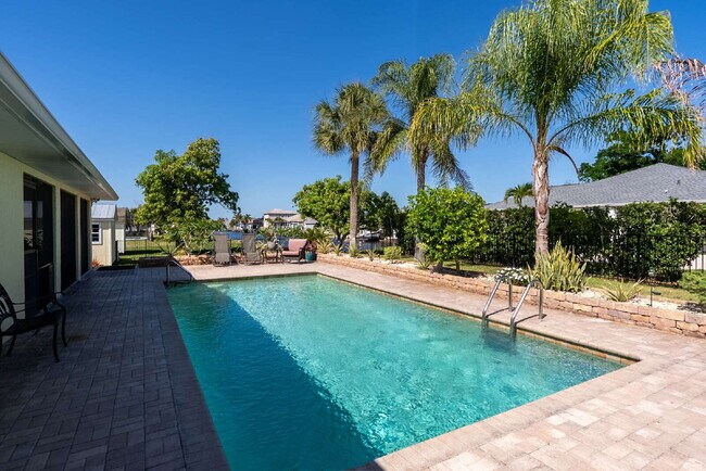 Building Photo - "Spacious 3-Bed Sanctuary with 3.5 Baths in Charming Port Charlotte!"