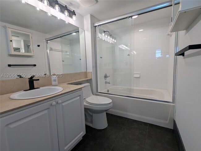 Building Photo - 1155 Brickell Bay Dr