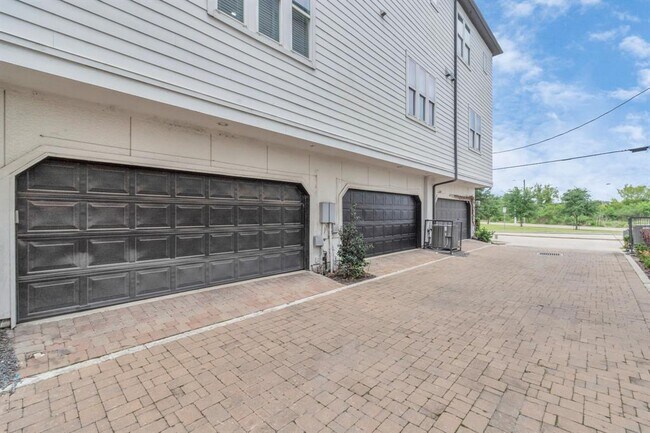 Building Photo - 2956 Rusk St