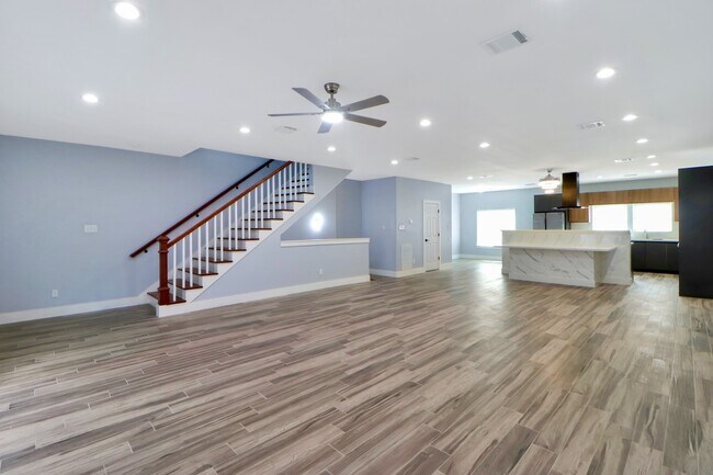 Building Photo - 3027 Clinton Dr