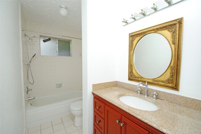 Building Photo - 16311 La Luna Dr