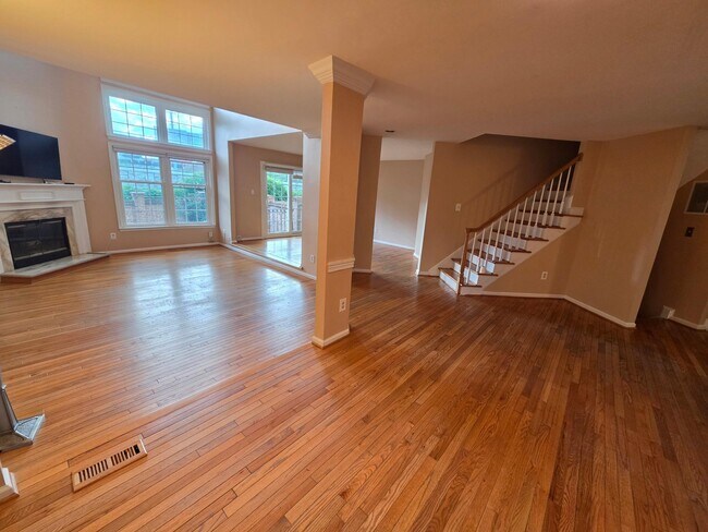 Building Photo - 10952 Bloomingdale Dr
