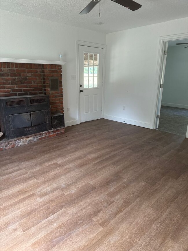 Building Photo - Unique 3 Bedroom Home South of Carl Junction