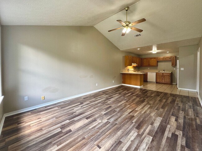 Building Photo - 2/1 Updated Rental Just North of Batesvill...