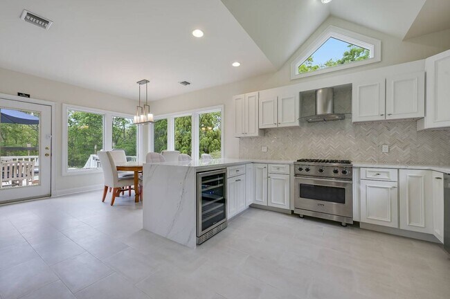 Building Photo - 6 Little Ct