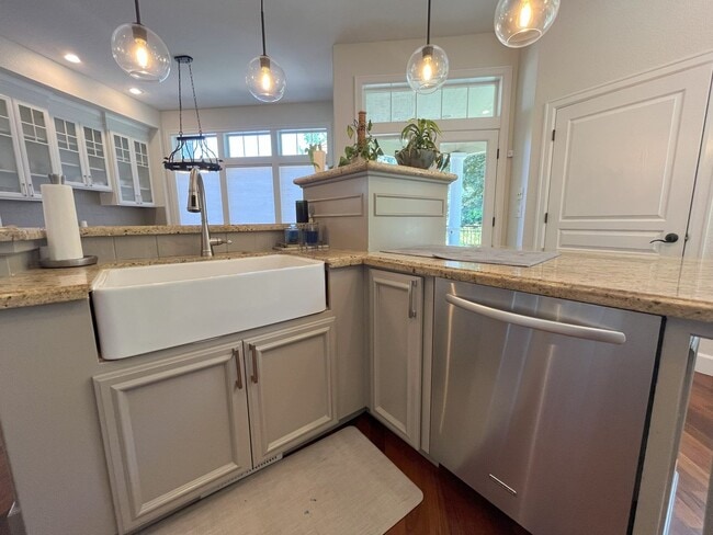 Building Photo - Elegant 4-Bedroom Luxury Home with Panoram...