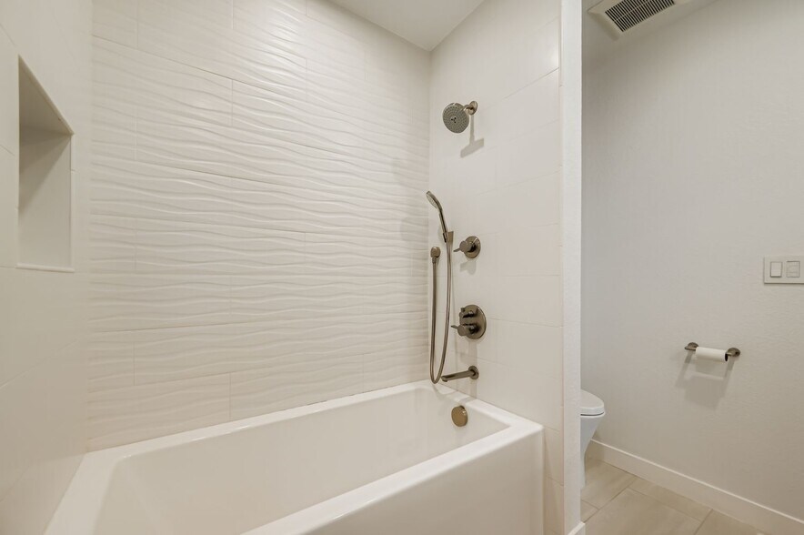 Building Photo - 5056 Buckingham Rd