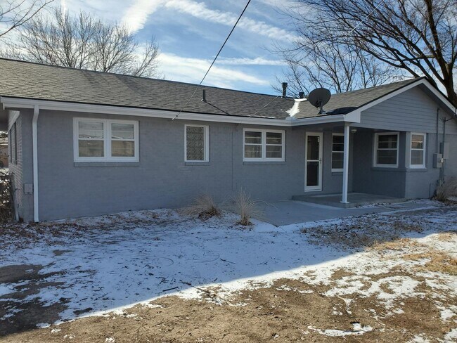 Building Photo - Like New 3 bedroom 1.5 bath  Ranch Near Kellogg and Rock