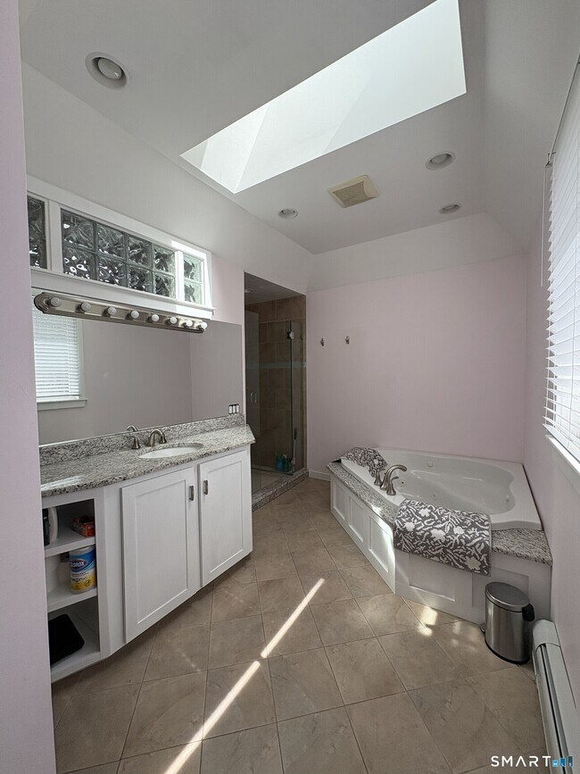 Building Photo - 40 Looking Glass Hill Rd