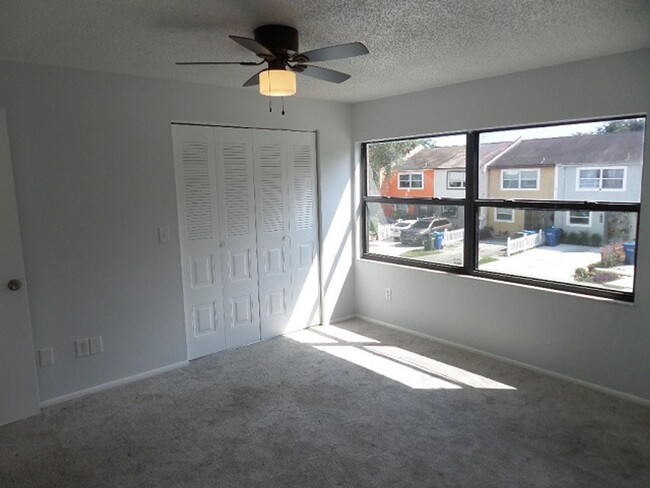 Building Photo - Spacious 2bdrm/1.5bath Townhome ** Ready N...