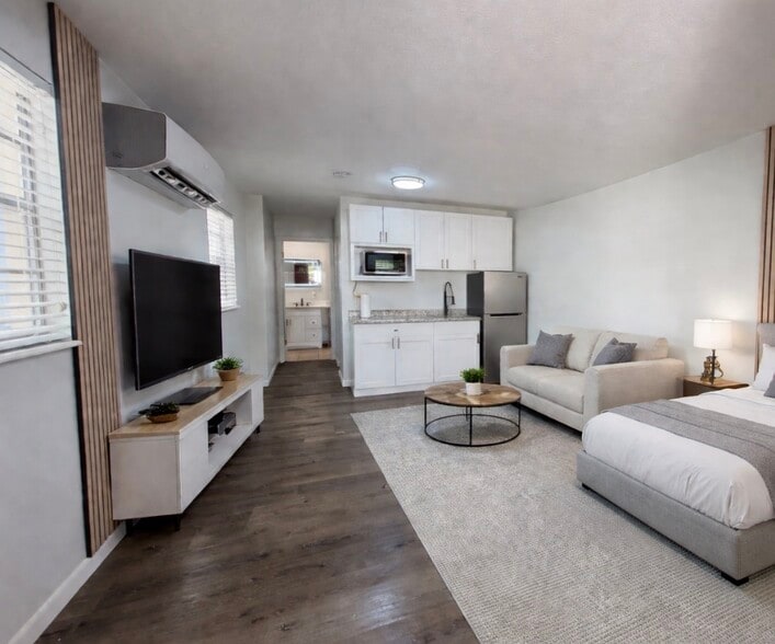 Building Photo - 2306 Musselwhite Ave