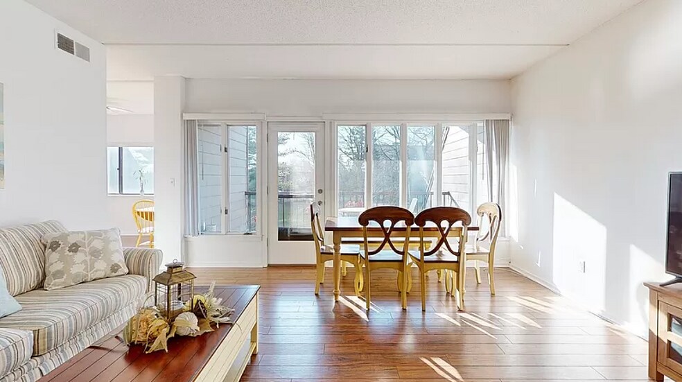 Spacious living room - 85 Viscount Dr