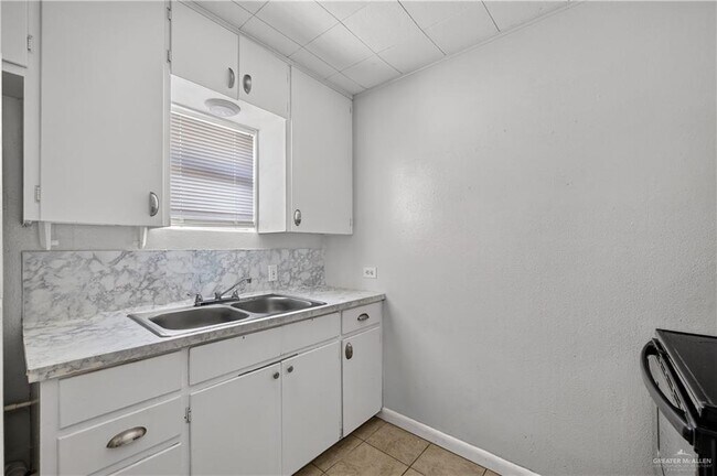 Building Photo - 1120 Valley View Dr