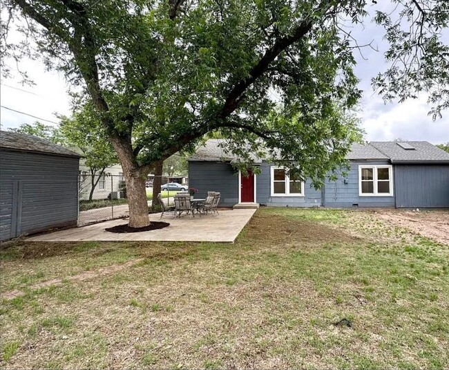 Building Photo - Beautiful 3 bedroom 2 bathroom in prime lo...