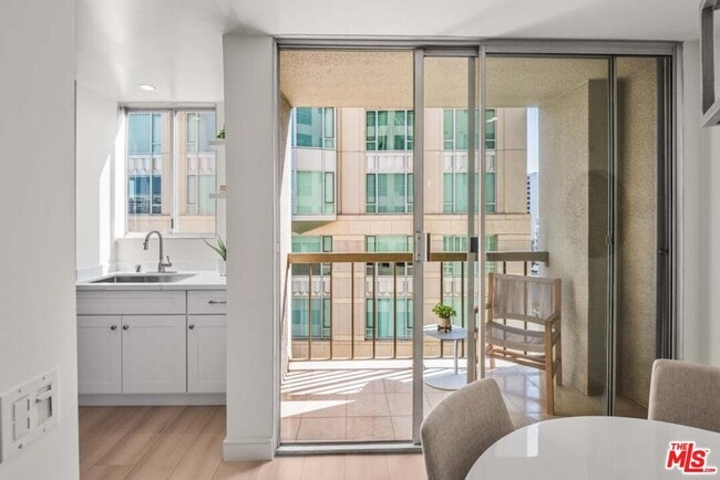 Building Photo - 10747 Wilshire Blvd