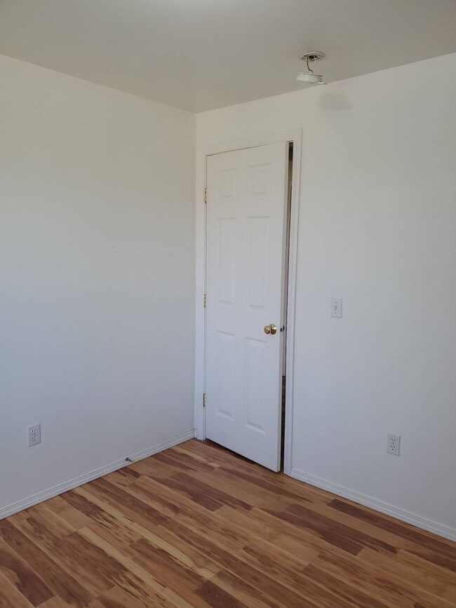 Building Photo - April Rent FREE - Double Car Garage & Fenced Yard