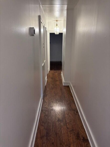 Building Photo - 384 Perry St