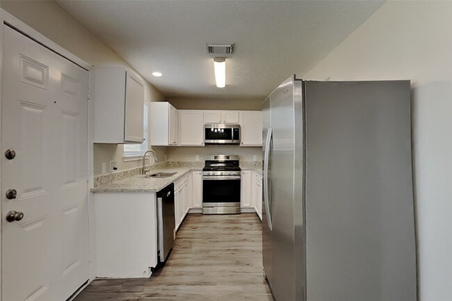 Building Photo - 33326 Cottonwood Bend