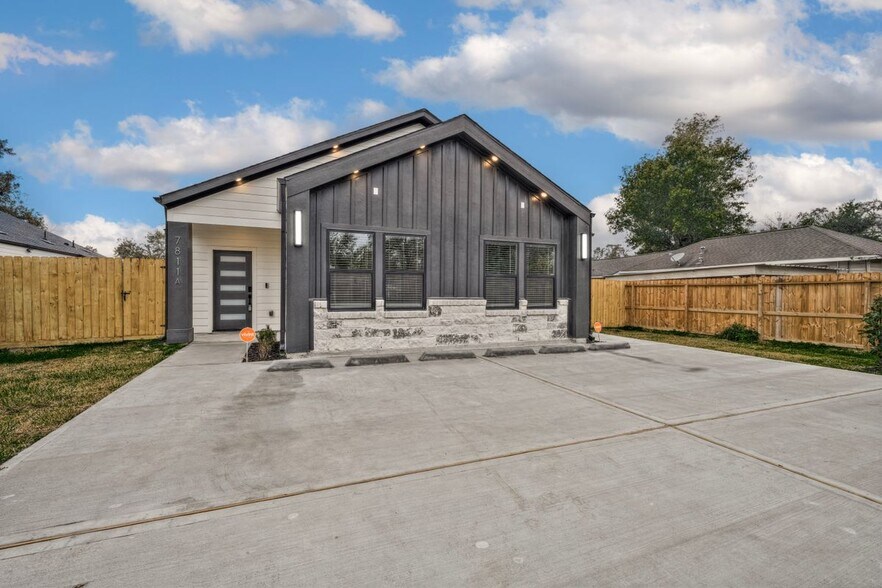 Building Photo - 7811 Sandra St