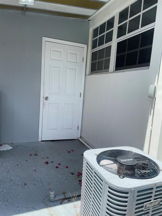 Building Photo - 2656 SW 28th Ct