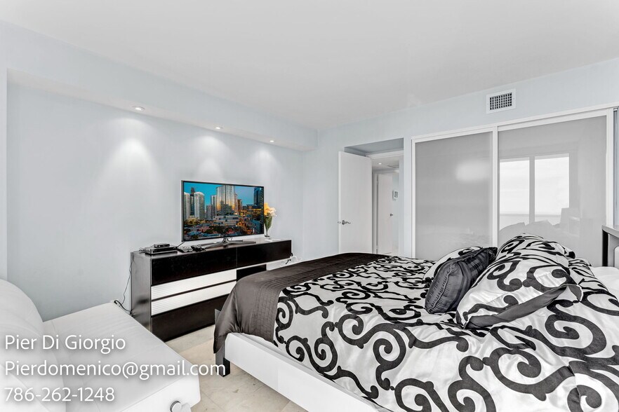 Building Photo - 100 Bayview Dr