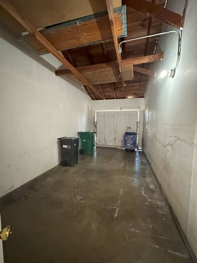 Building Photo - Lund/DUPLEX