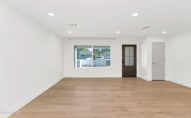 Building Photo - 4154 N 35th Pl