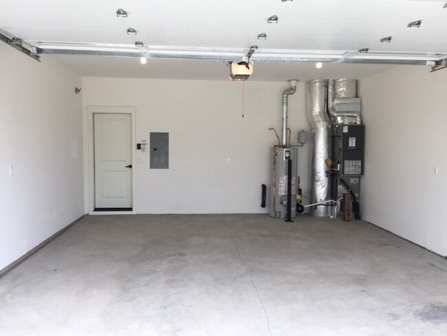 Building Photo - 3 Bed/2.5 Bath Townhome in the Deer Crossi...