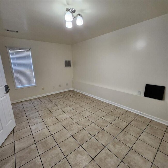 Building Photo - 1202 St James Pl