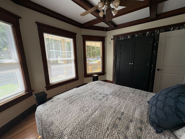 Building Photo - 601 Rumely St