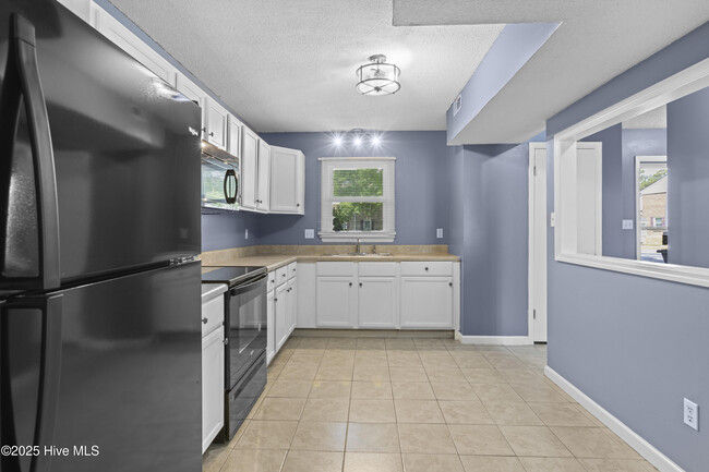 Building Photo - 106 King George Ct