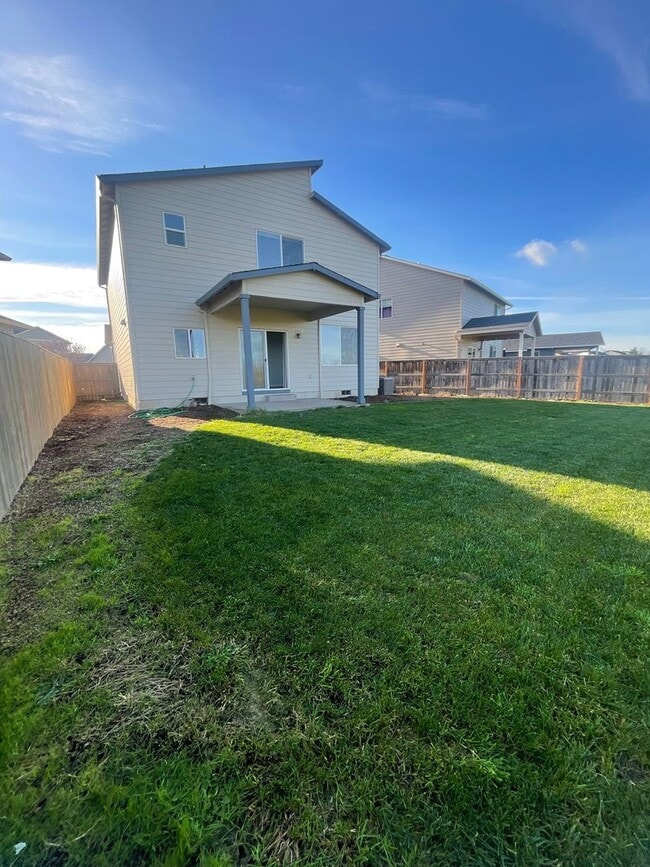 Building Photo - Must See in NE Albany!