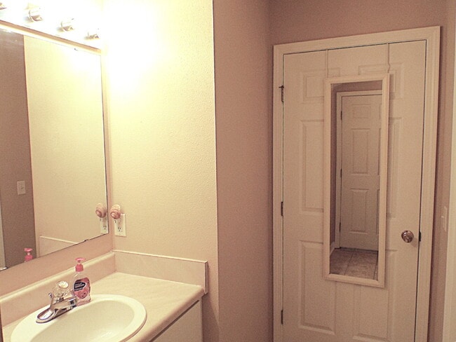 Building Photo - 2BR/1BA with Fenced Yard – Lawn Care Inclu...