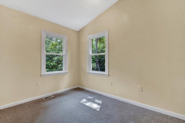 Building Photo - Spacious Roanoke County Townhouse
