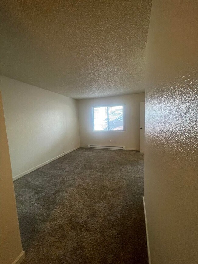 Building Photo - AVAILABLE NOW! 2 bed / 2 Bath near UNR!
