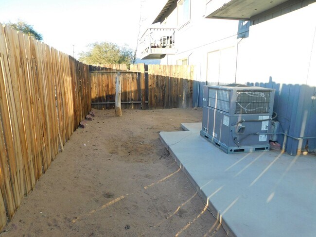 Building Photo - 325 S Norma St