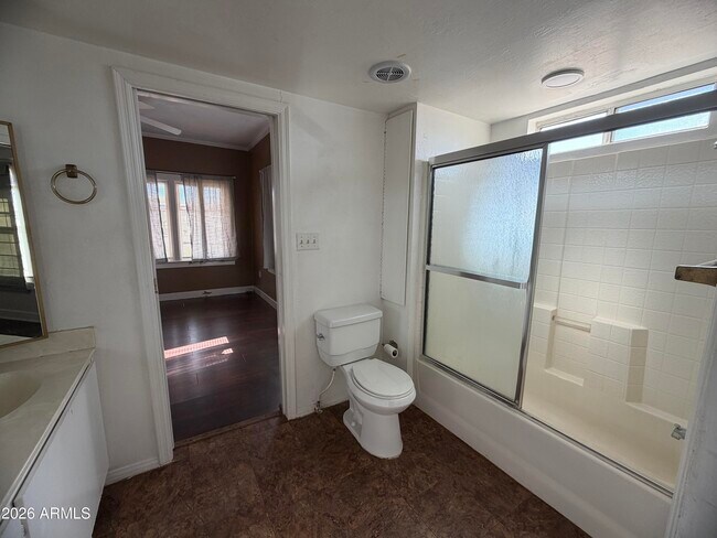 Building Photo - 1328 E Maddock Rd